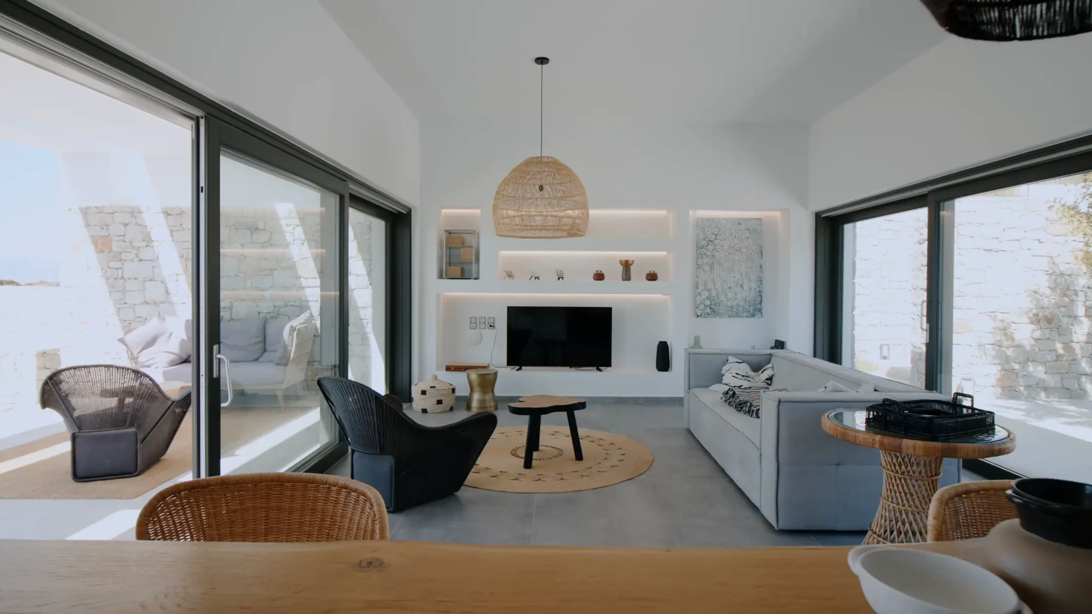 Modern ausgebautes, helles Wohnzimmer mit Panoramafenstern