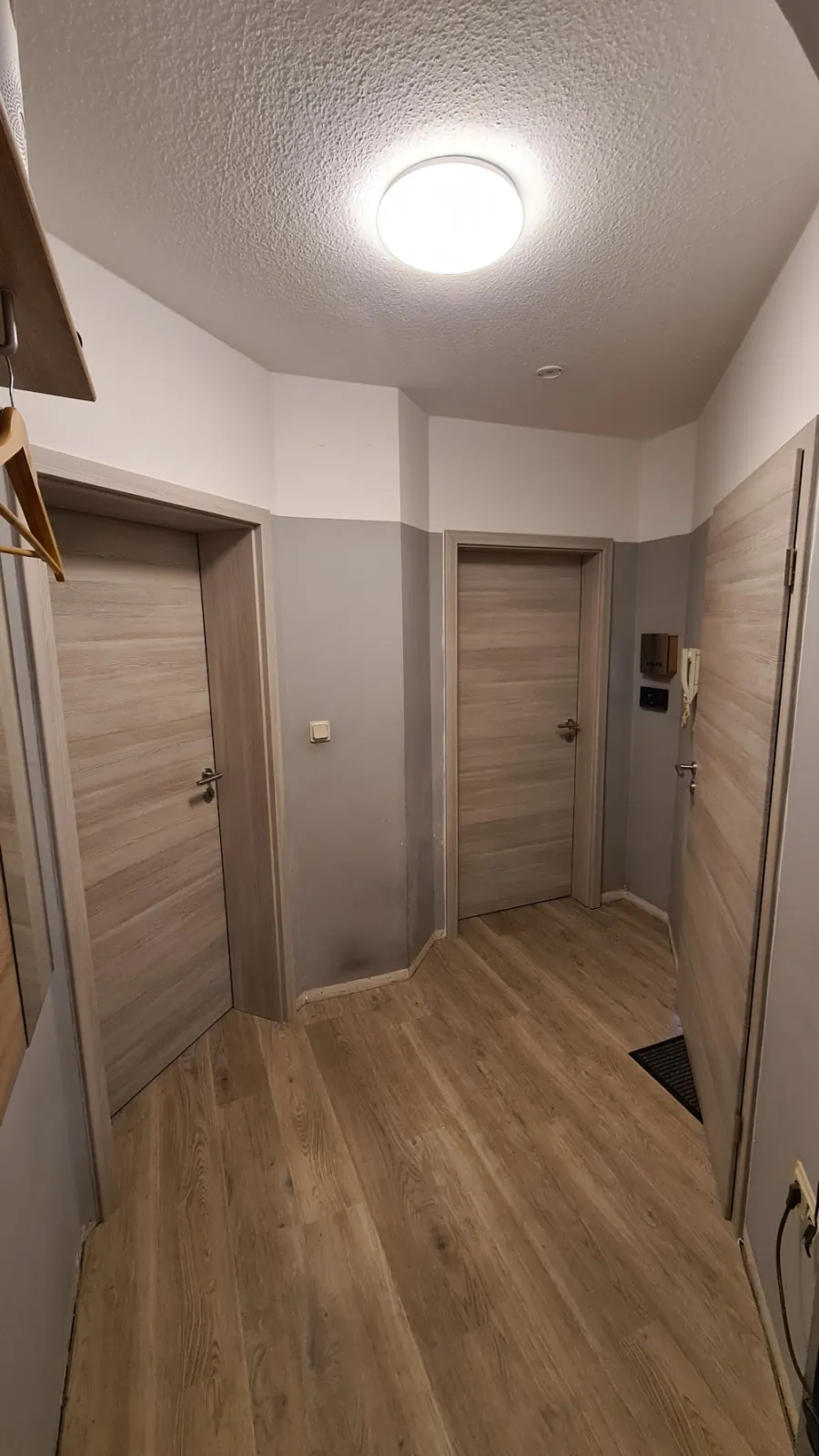 Renovierter Flur mit neuen Zimmertüren — Lomi-Bau