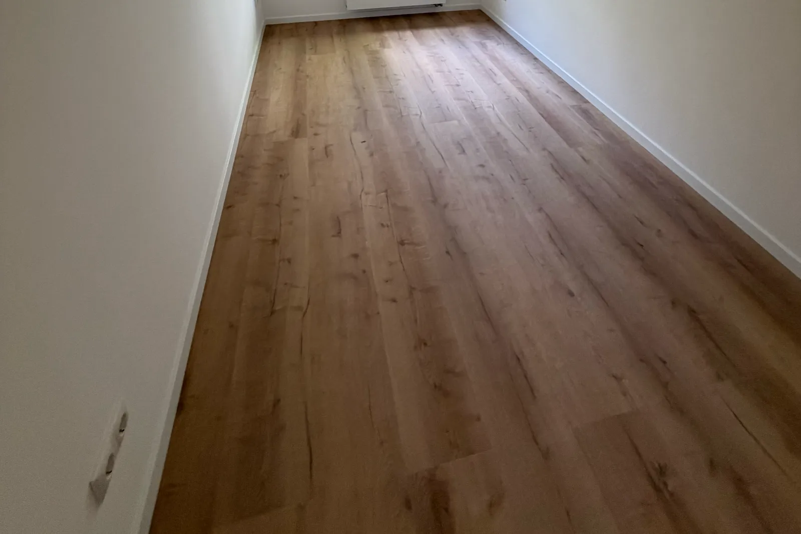 Neu verlegter Vinylboden in Holzoptik — Lomi-Bau