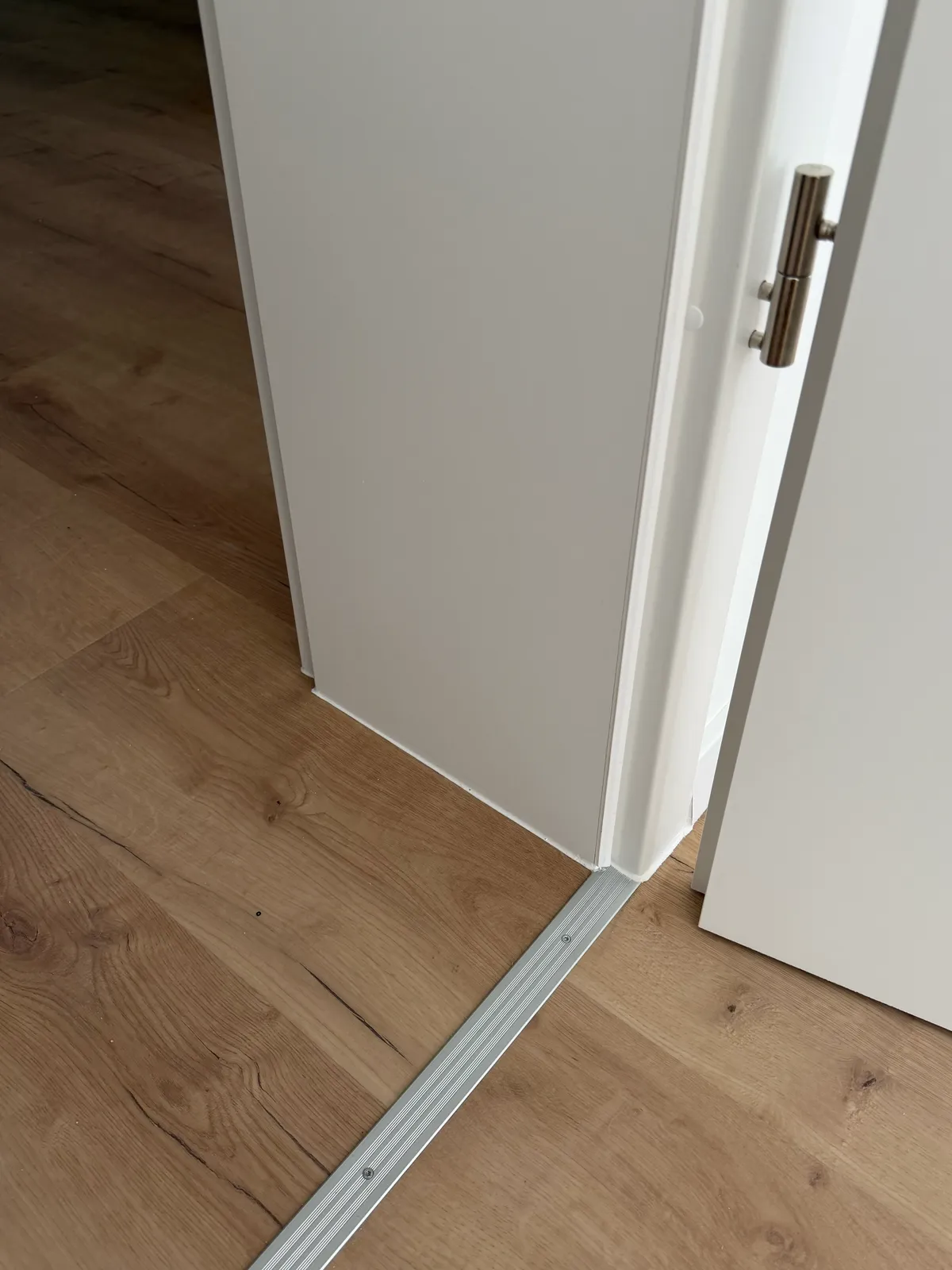 Übergangsprofil zwischen zwei Räumen im Detail — Lomi-Bau