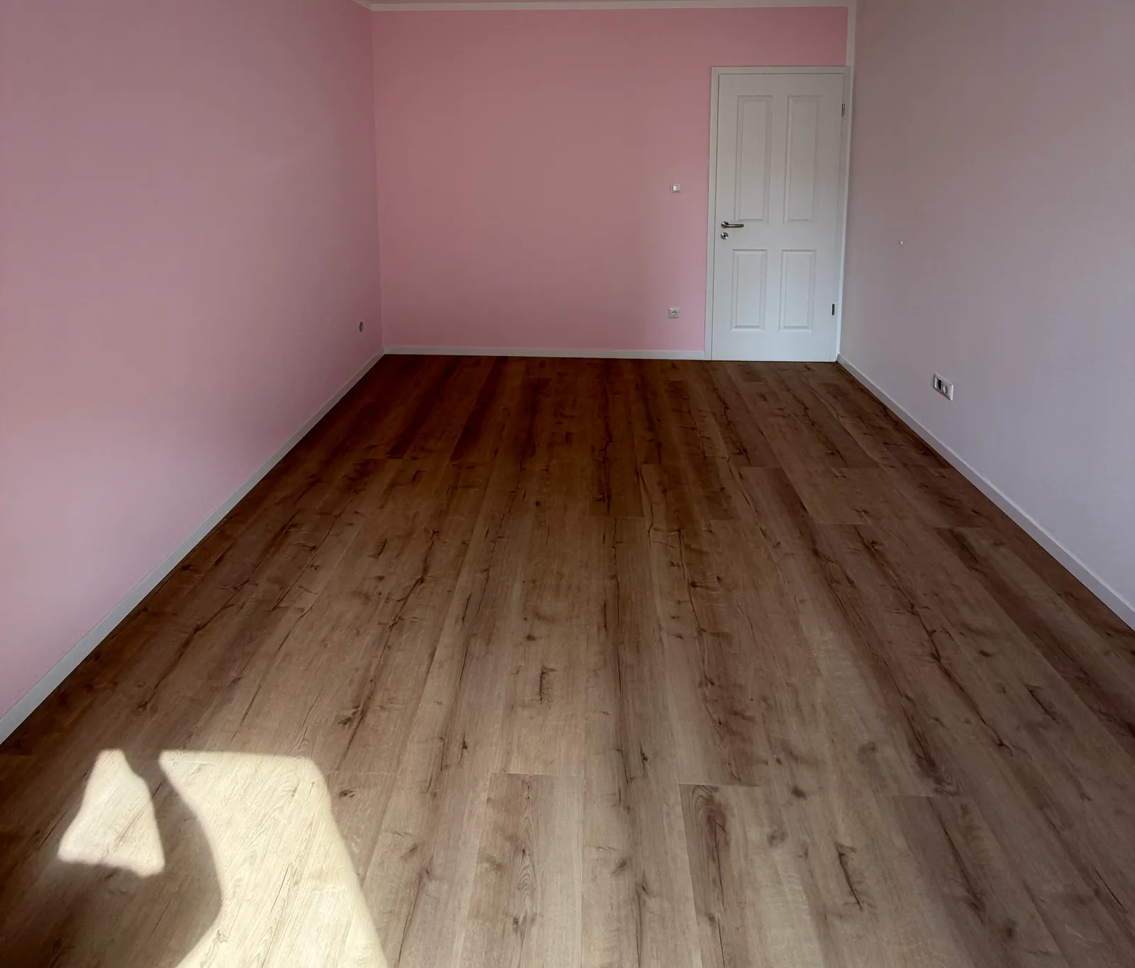 Zimmer mit neu verlegtem Vinylboden in Holzoptik — Lomi-Bau