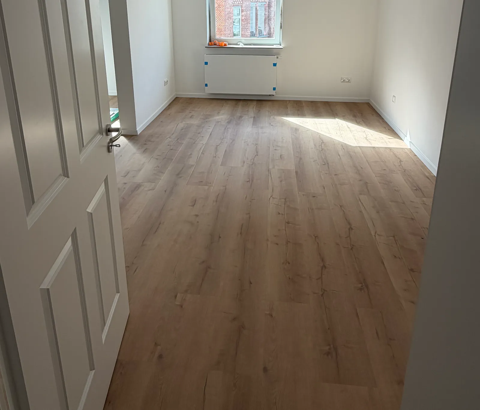 Neu verlegter Vinylboden in Holzoptik — Lomi-Bau