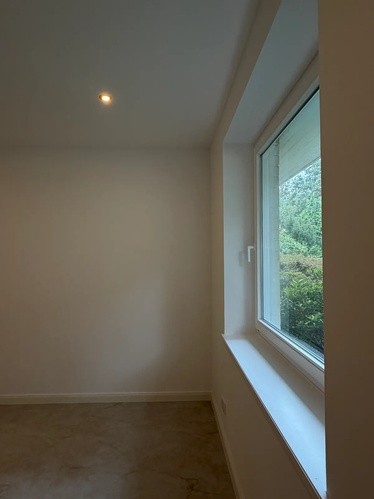 Raum mit Trockenbaudecke, Einbauspot und Fensterlaibung — Lomi-Bau